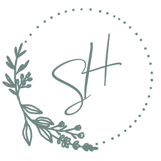 grünes kreisförmiges Logo mit Blumen und den Initialen SH
